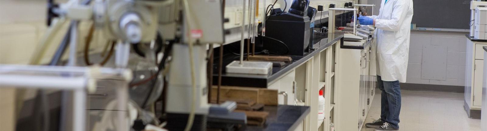 一位皇冠体育的学生在科技学院的实验室里用磅秤量一种物质.