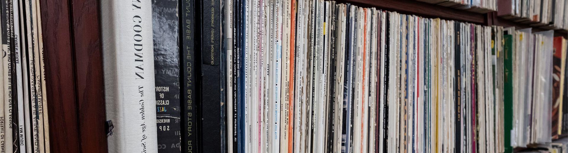 音乐图书馆里一排排的唱片.