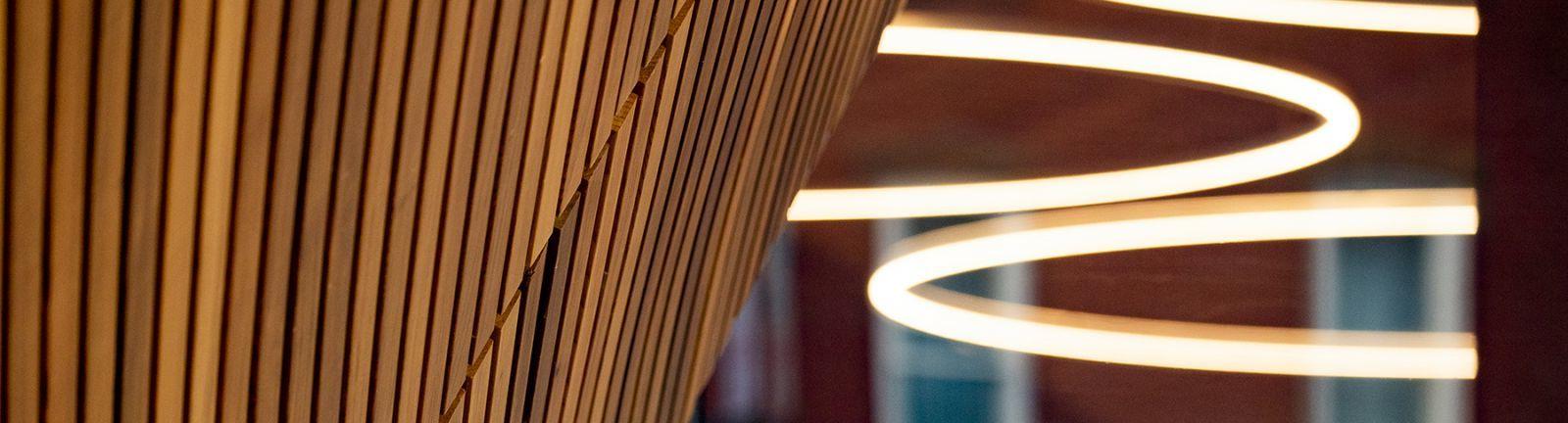 坦普尔查尔斯图书馆的灯光和木材元素摘要.
