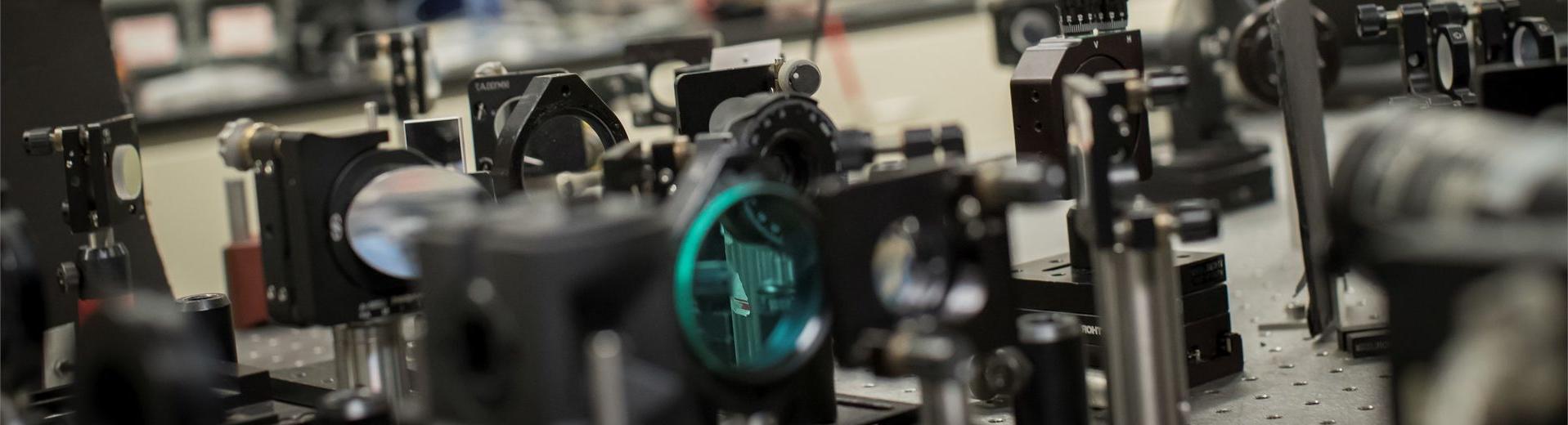 物理学学生在坦普尔实验室使用仪器进行研究. 