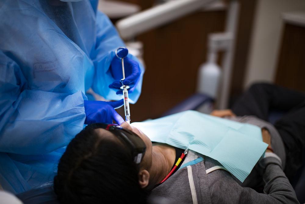 在康伯格牙科学校接受牙周病治疗的病人. 