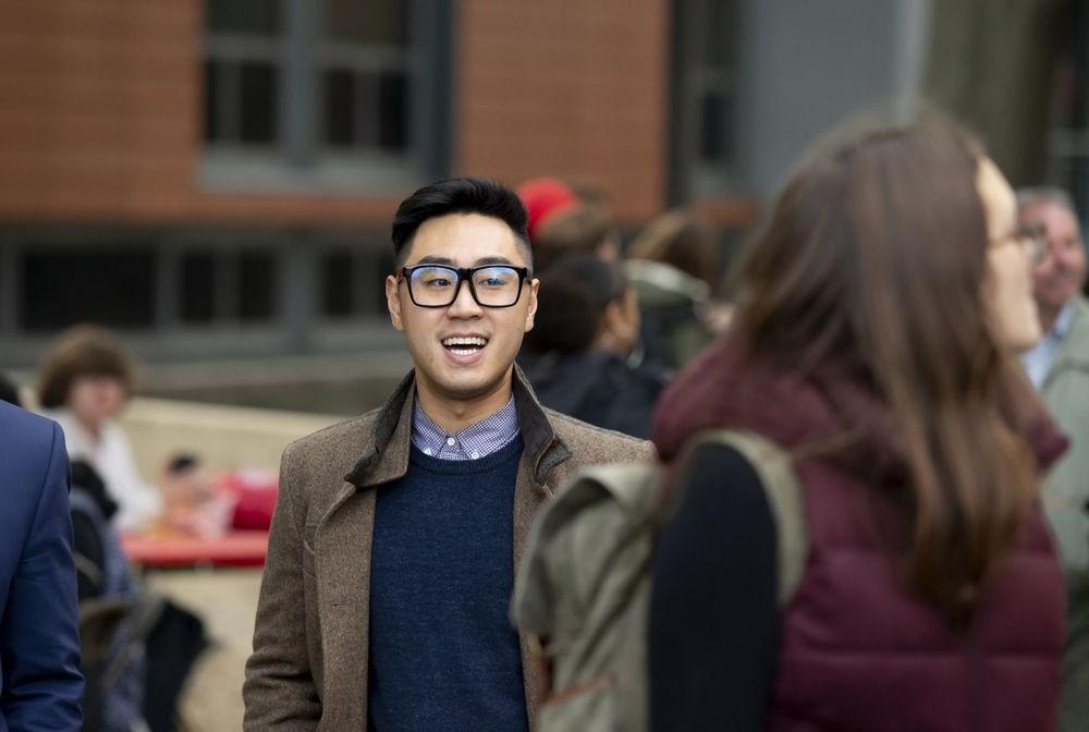 一名福克斯学生在奥特大厅外与同学交谈.